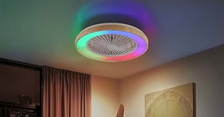 con coloridas luces LED que iluminan una sala de estar moderna. Cuenta con un diseño adornado en madera con aspas radiales y