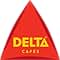 Logotipo triangular rojo con texto amarillo que dice «DELTA CAFÉS». El triángulo tiene un borde rojo ligeramente más oscuro.