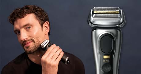 Primer plano de una afeitadora eléctrica con varias cuchillas y de un hombre usándola en la cara