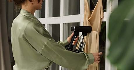 una mujer que usa una secadora para secar la ropa.