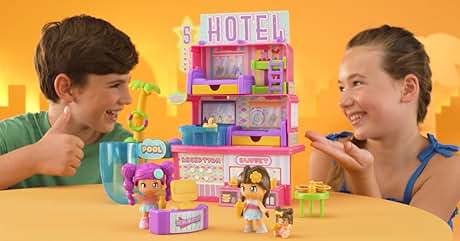 de hotel de juguete rosa y morado con varios pisos, con coloridas figuras en miniatura y accesorios sobre un fondo naranja