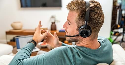 un hombre que lleva unos auriculares con micrófono