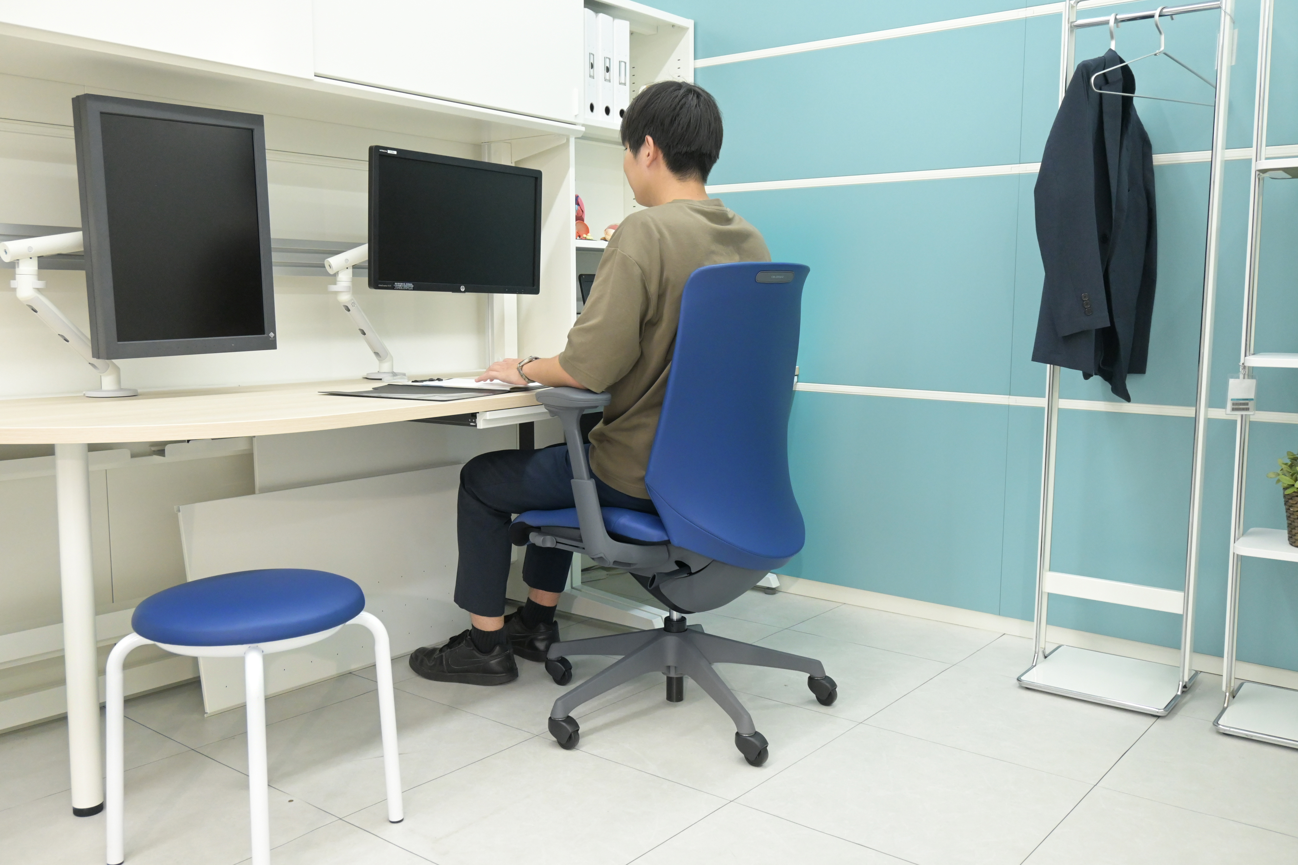 Amazon.co.jp: オカムラ (岡村製作所): 医療向けチェア