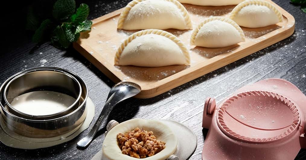 MasterChef Mini Pie and Quiche Maker Pie Baker Cooks 6 Small Pies and