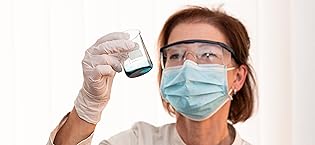 Apothekerin Anja Heinz mit blauem Kamillenöl