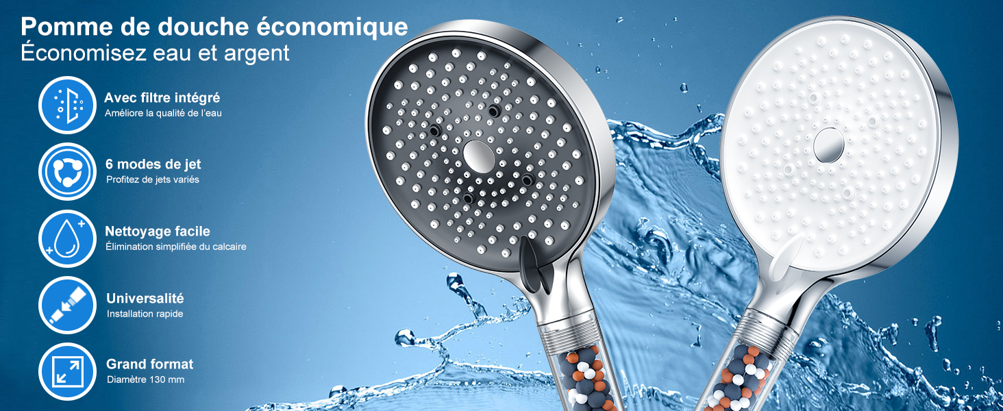 Deux pommes de douche circulaires avec différents types de jet, l'une avec plusieurs petits trous et l'autre avec une surface alvéolée. Montré sur un fond bleu avec des éclaboussures d'eau