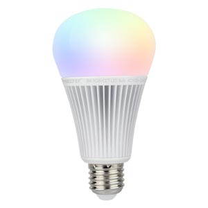 LED-Glühbirne mit Metallsockel und durchscheinender Kuppeloberseite, die regenbogenartige Farbeffekte zeigt.