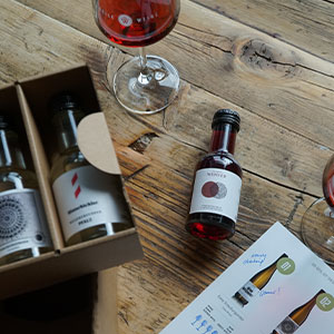 eine Flasche Wein und eine Weinflasche auf einem Tisch