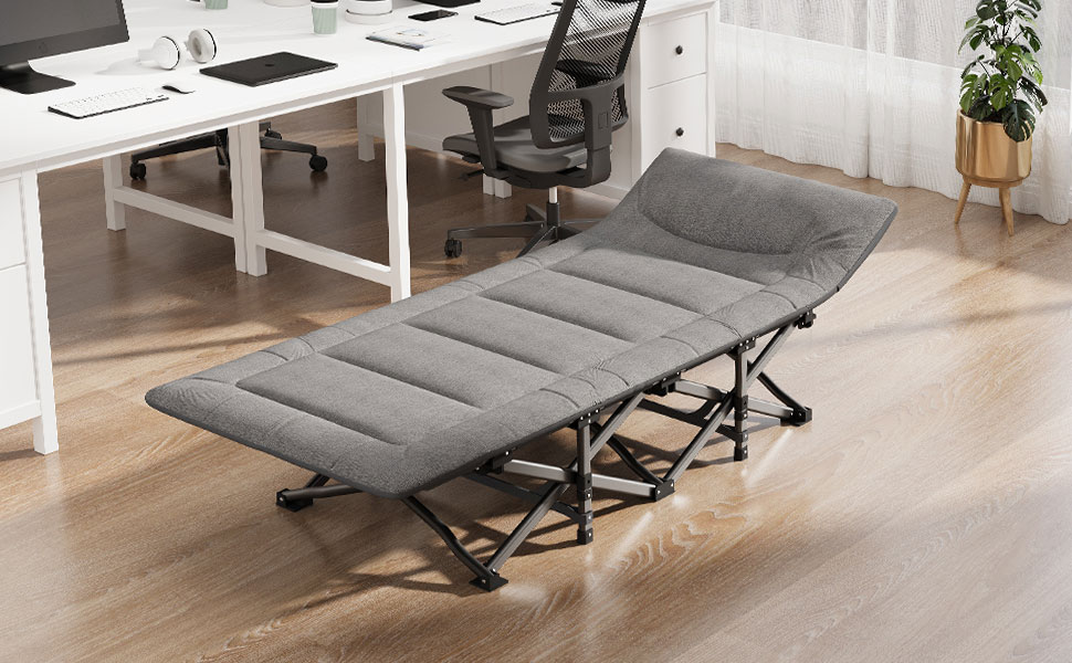 avec structure en métal, positionné dans un bureau. Dispose d'un dossier et d'un repose-jambes réglables pour se prélasser ou faire la sieste de manière polyvalente