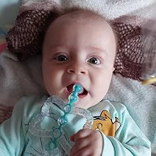 3 monate Baby nagt am kühlenden Beißring