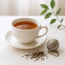 Série de photos montrant le processus de préparation du thé : feuilles de thé en vrac, boule à thé et tasse en céramique blanche avec du thé infusé sur une soucoupe sur fond clair avec des feuilles vertes.