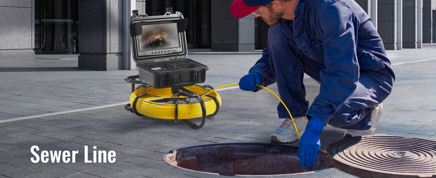 Il testo dice «Linea fognaria». Scena di pulizia industriale che mostra i lavori di manutenzione eseguiti sul sistema di drenaggio stradale con apparecchiature gialle.