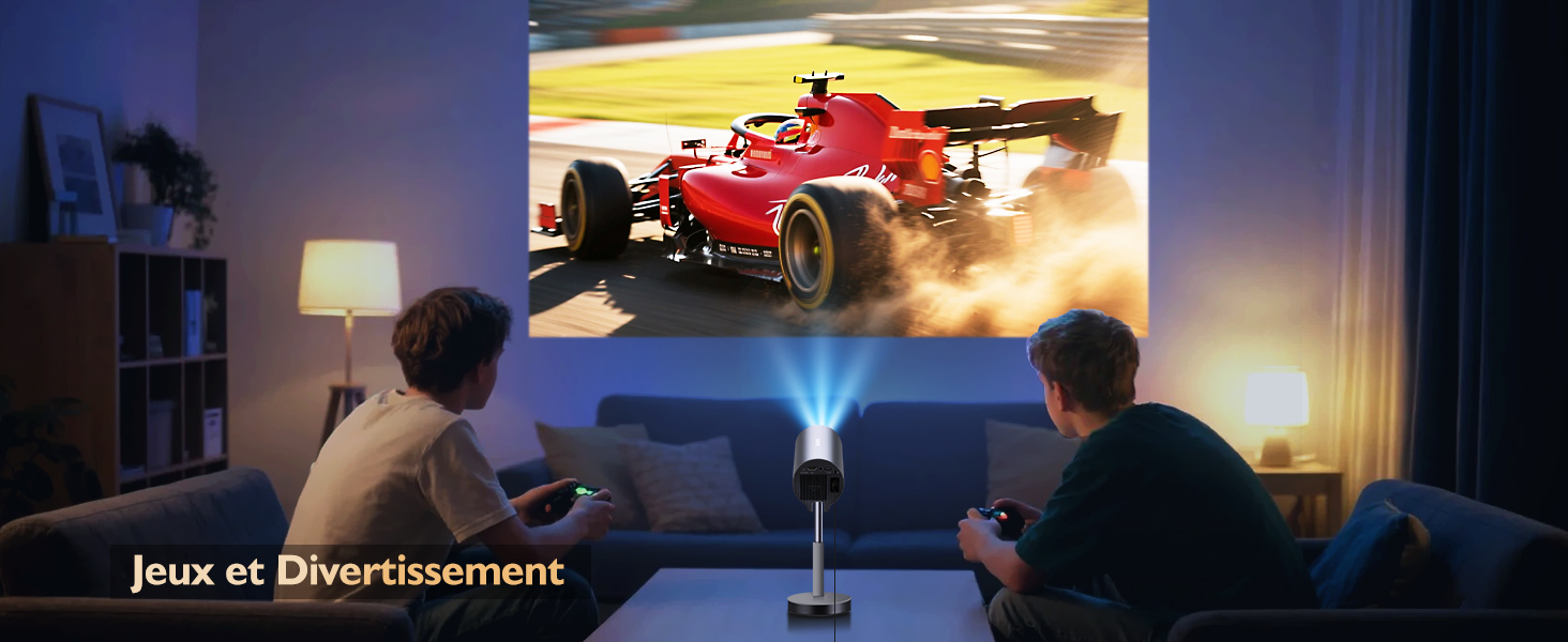 affichant une image de voiture de course sur le mur. Le réglage de la pièce montre une personne utilisant un appareil pour se divertir, avec un éclairage ambiant créant une atmosphère immersive.