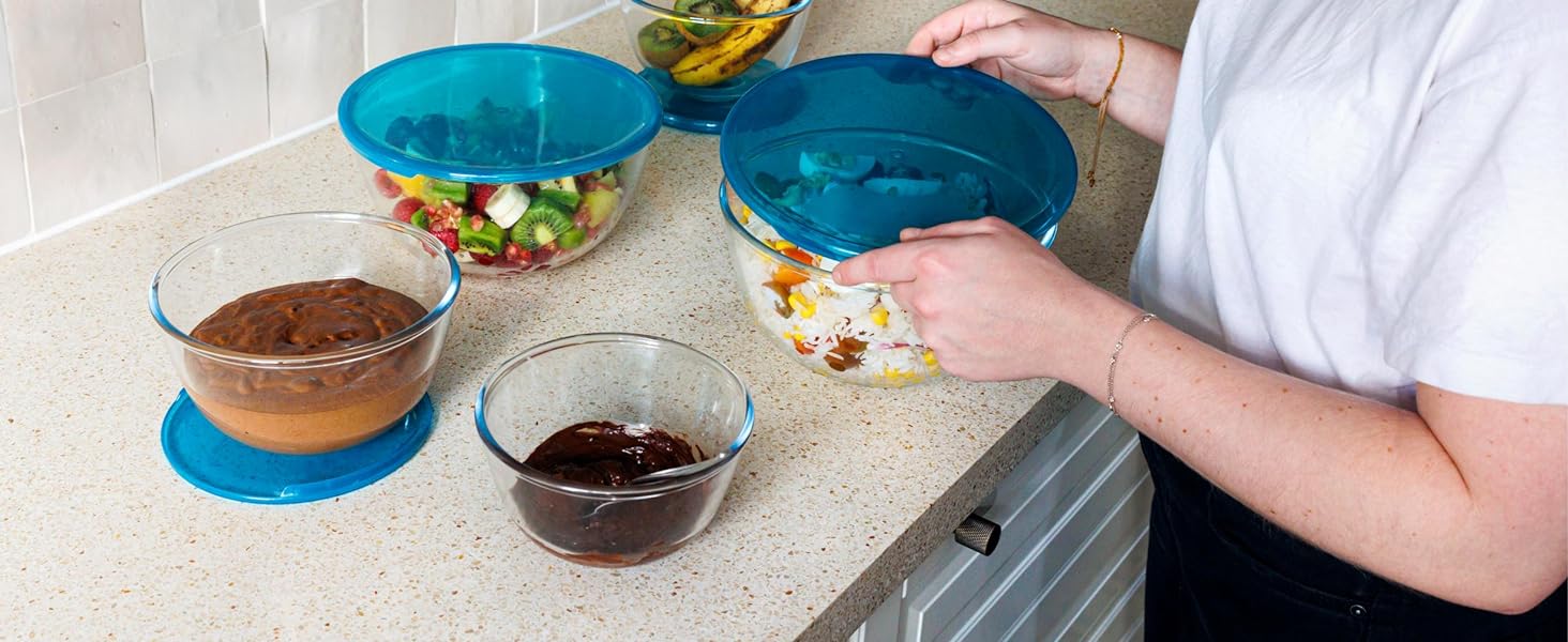 pyrex 5 glass bowls with lids