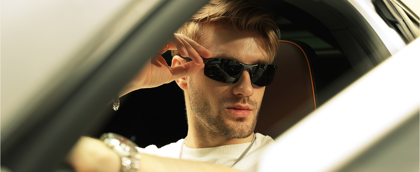 Ein Mann mit Sonnenbrille schaut aus einem Autofenster