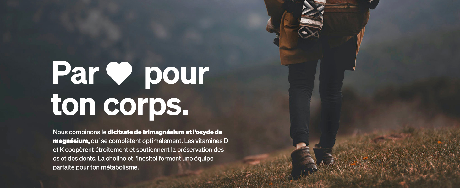 une femme marchant dans l'herbe avec une superposition de texte