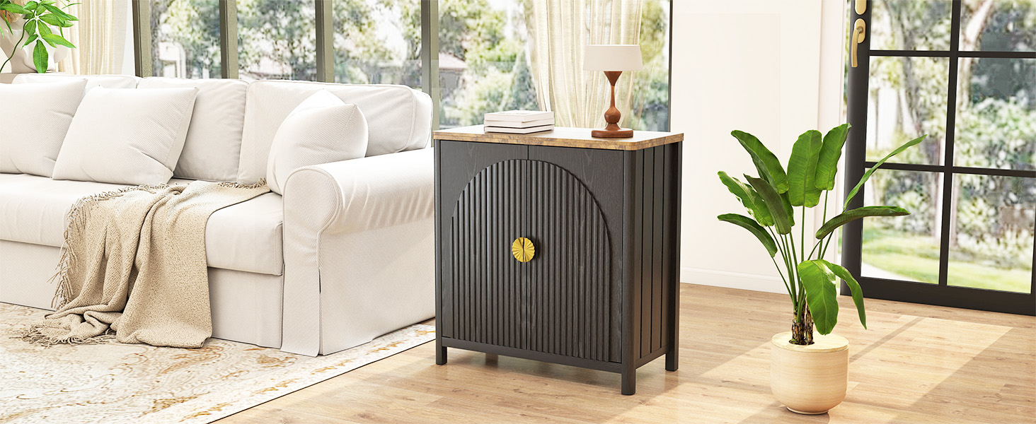 Modernes Wohnzimmerinterieur mit weißen Möbeln, großen Fenstern, Zimmerpflanzen und dekorativen schwarzen Raumteilern aus Metall.