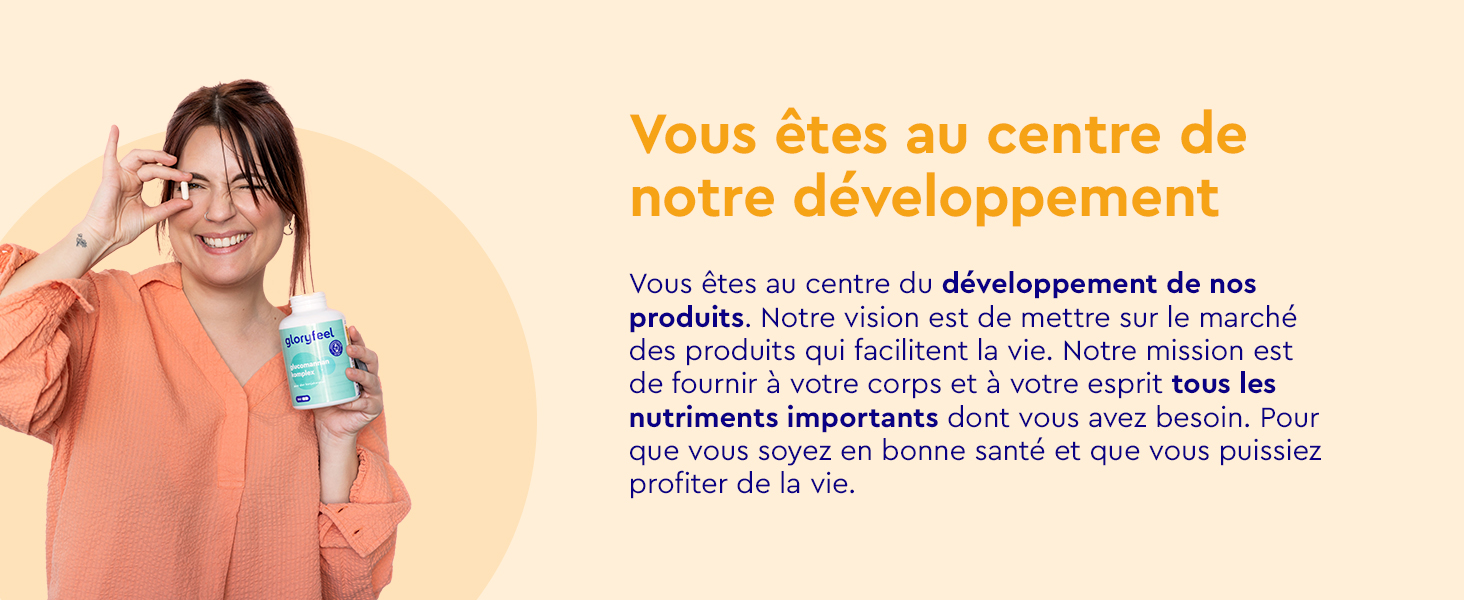 Image marketing avec texte en français sur le développement de produits. Une femme en pull corail tient un contenant bleu, probablement un supplément ou un produit vitaminique.