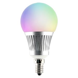 LED-Glühbirne mit mehrfarbiger Beleuchtung, die durch die Farben des Regenbogenspektrums übergeht.