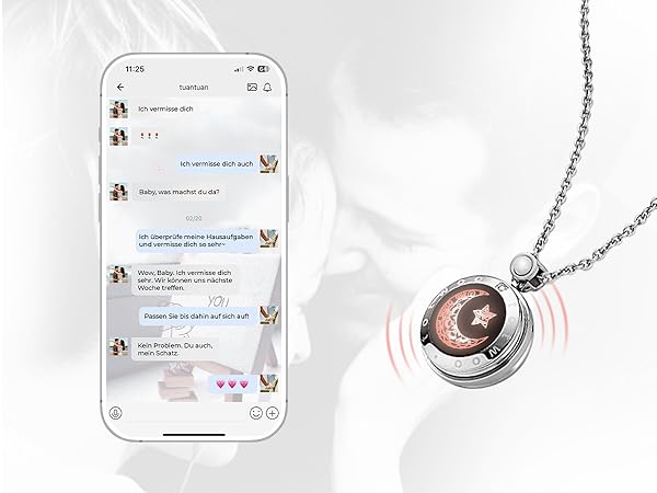 Geteiltes Bild mit Smartphone-Messaging-Schnittstelle und silberner Halskette mit kreisförmigem Medaillondesign und Symbolen für drahtlose Konnektivität.