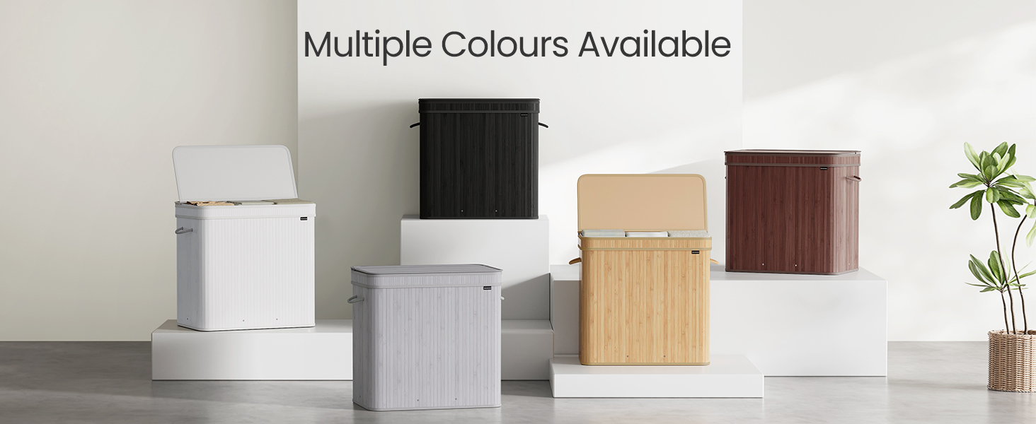 Výstava moderných košov na bielizeň v rôznych povrchových úpravách vrátane bielej, sivej, prírodného dreva a tmavohnedej, usporiadaných na bielych podstavcoch na neutrálnom pozadí.