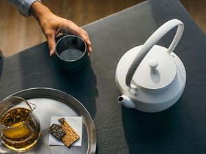 バルミューダ　ムーンケトルMoonKettle KPT02JP-WH（ホワイト） バルミューダ、やかんのようなデザインの電気ケトル「MoonKettle