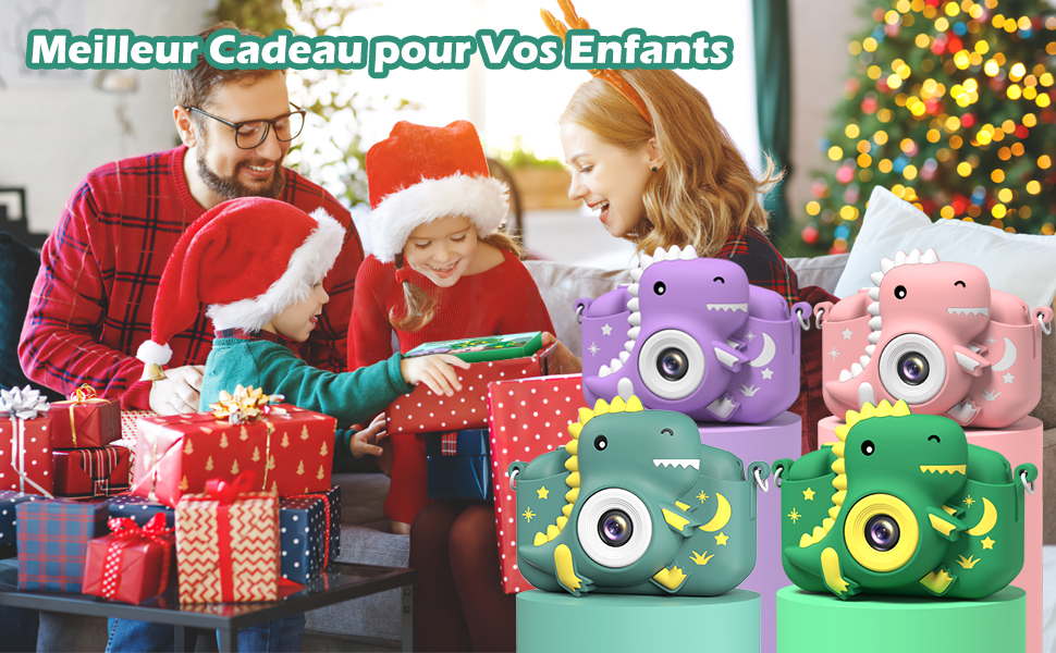 Ouverture des cadeaux de Noël en famille avec des appareils photo pour enfants au premier plan. Appareils photo aux couleurs violet, rose, bleu et vert avec des dessins d'animaux de bande dessinée.