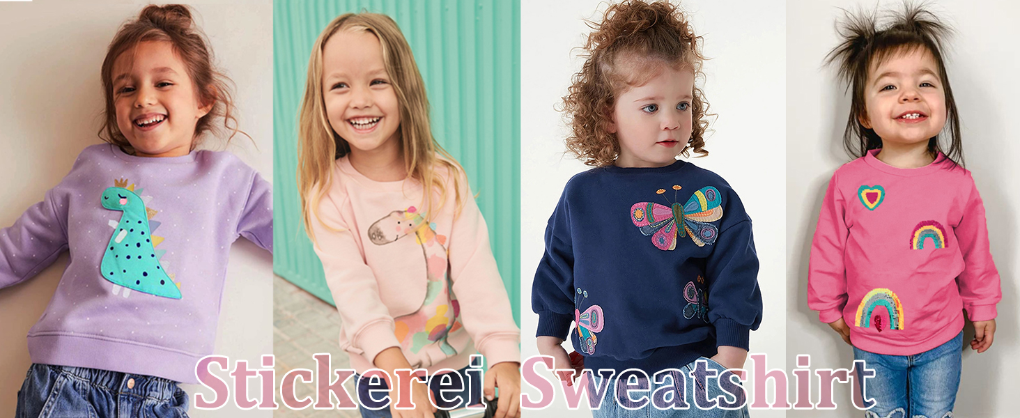 Vier Kinder-Sweatshirts mit farbenfrohen Applikationsmotiven. Violett mit Pfau, Beige mit Giraffe, Marineblau mit Schmetterlingen und Rosa mit Regenbogenmotiven. Der Text lautet „Stickerei Sweatshirt“