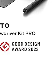 Elegante dispositivo electrónico negro, probablemente un lápiz óptico o un bolígrafo digital. Forma cilíndrica con punta puntiaguda. Logotipo del premio visible.