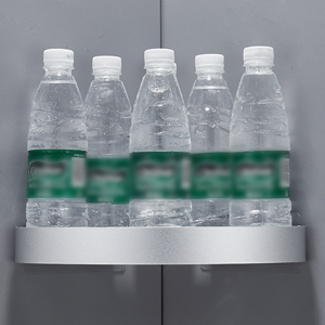 une étagère avec des bouteilles d'eau dessus et une étiquette verte dessus.