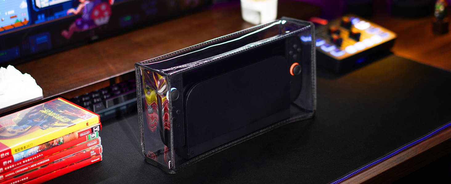 Décorations intérieures d'Halloween avec des découpes en papier représentant des chats noirs, des citrouilles oranges et des accents effrayants disposés le long d'une étagère ou d'un manteau de cheminée sur un fond sombre.