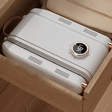 Serie di immagini che mostrano un dispositivo o apparecchio elettronico bianco da diverse angolazioni, caratterizzato da un design minimalista con linee pulite e un pannello di controllo.