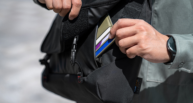 【新生活に向けて】未使用　パソコン収納付きDIESEL メッセンジャーバッグ 81C3jx8vEfL._UY1000_.jpg