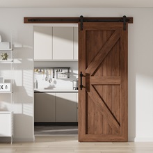 Rustikales Scheunentor mit Schiebeschienensystem, teilweise geöffnet, um das moderne Kücheninterieur mit weißen Schränken und Geräten freizulegen.