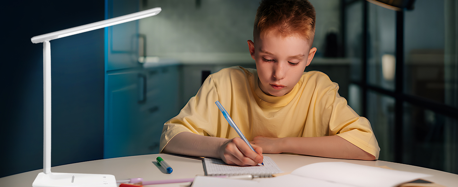 éclairant un espace de travail où un enfant en chemise jaune écrit ou dessine sur du papier. La lampe a un design de bras fin et réglable.
