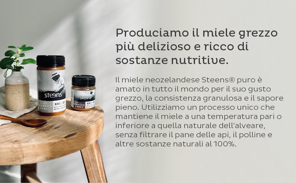 Due vasetti di miele su una superficie di legno. Le informazioni sul prodotto in italiano lo descrivono come un delizioso miele crudo ricco di sostanze nutritive, proveniente dalla Nuova Zelanda