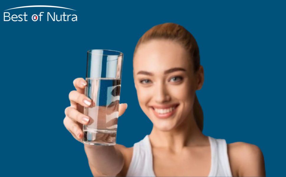 Le texte se lit comme suit : « Le meilleur de Nutra ». Femme en débardeur blanc tenant un verre d'eau transparent sur fond bleu.