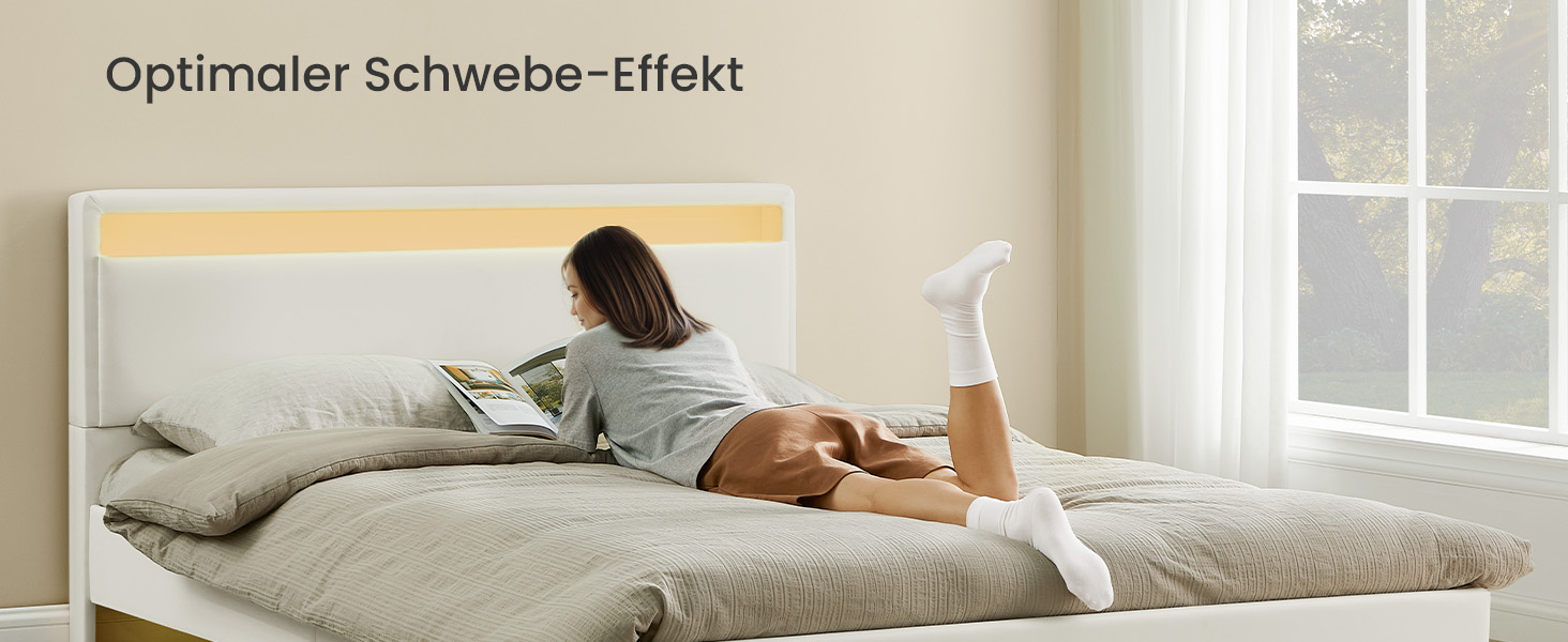 Person, die auf einem Bett mit heller Bettwäsche liegt und ein Buch liest. Fenster im Hintergrund sichtbar. Text 'Optimaler Schwebe-Effekt'