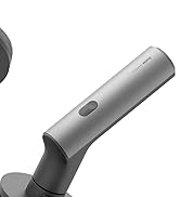 Primer plano de un dispositivo cilíndrico plateado con mango ergonómico negro. Diseño elegante con un botón o sensor visible en el cuerpo metálico.