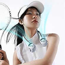 Mujer con atuendo atlético blanco con raqueta de tenis. Con gorra blanca y auriculares, posó sobre un fondo azul claro que sugiere