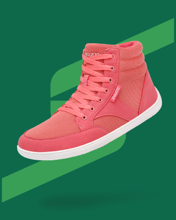 Zapatilla de gamuza de color coral que se muestra sobre fondo verde desde múltiples ángulos con un diseño de cordones.