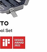 Primer plano de un dispositivo electrónico gris con varios puertos y un cierre metálico con bisagras, etiquetado como juego de herramientas. Logotipo del premio de diseño visible