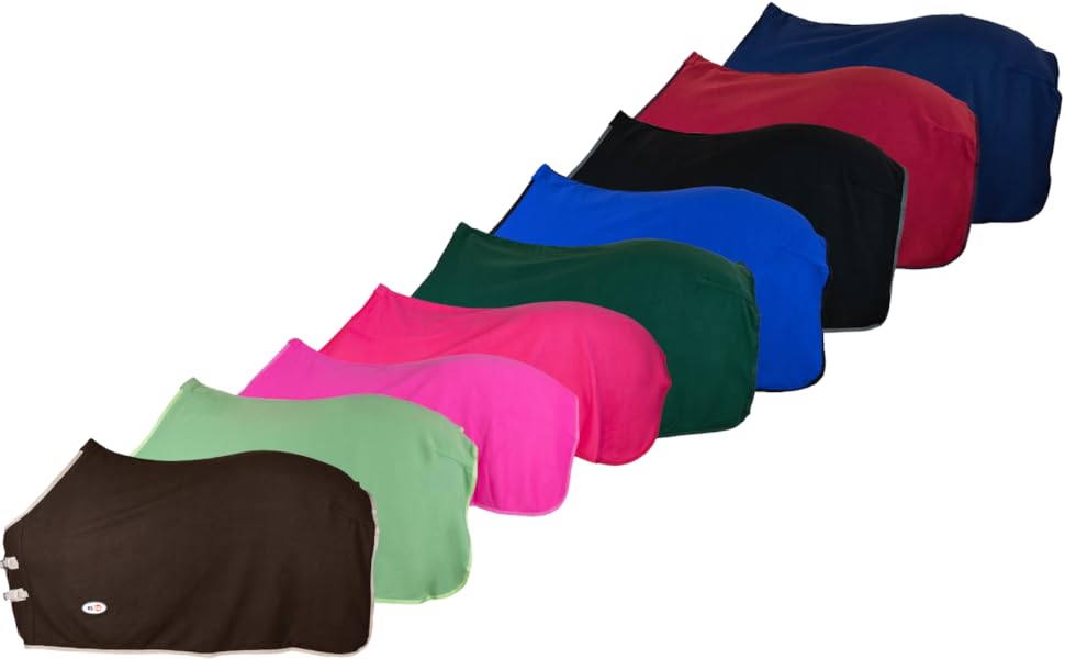 Reihe gefalteter T-Shirts oder Kleidungsstücke, die in verschiedenen Farben angeordnet sind, einschließlich Marine, Rot, Grün, Rosa, hellgrün und braun, präsentieren Farbvielfalt desselben Produkts.