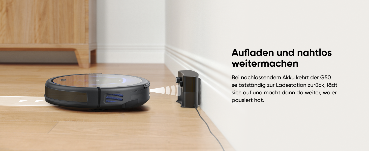 Roboter-Staubsauger auf Hartholzboden mit deutscher Textanleitung, sichtbar auf der weißen Wand darüber.