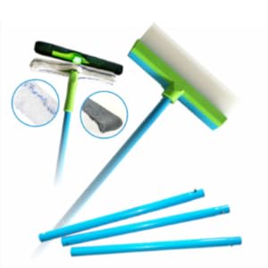 Set per la pulizia dei vetri composto da una spatola con lama in gomma verde e bianca, manico blu e aste di estensione blu aggiuntive