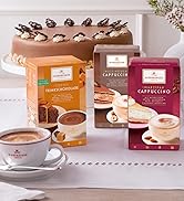 Trois boîtes de boissons chaudes devant un beau gâteau