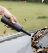 Herramienta de limpieza manual para quitar restos u hojas de lo que parece ser una superficie exterior.