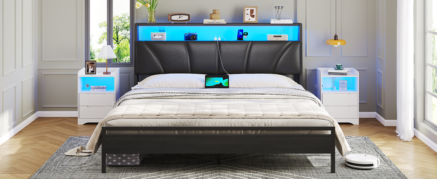 Modernes Bettgestell mit schwarz gepolstertem Kopfteil mit integrierter blauer LED-Beleuchtung und Seitenablagen. Es verfügt über weiße Nachttische und befindet sich in einem hellen Schlafzimmer