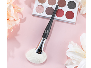 Fan brush for powder makeup