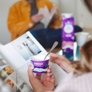 Primeros planos de manos que interactúan con dispositivos digitales, que muestran diversas interacciones y gestos con la pantalla táctil.